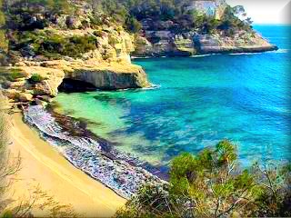 Cala Mitjana, en el area de cala Galdana y de camino a Cala Tebaluger son un grupo de playas virgenes de esnueño, emblemas de Menorca