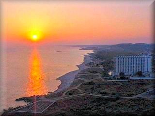 Son Bou, vista del mas bello atardecer de la isla de Menorca, que ademas cunta con un mirador que es una marabilla para pasear