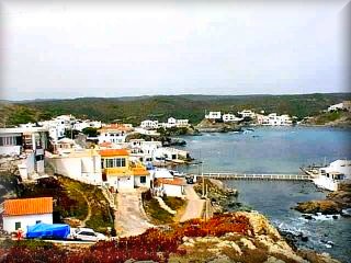 La poblacion de La Mesquida con vistas a la Playa y al Bunker, es un conjunto de casas sobre la falda de las peñas, forma un paisage acogedor como sus gentes