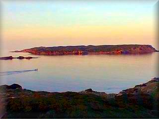 El islote de la Isla de Colom Frente a la poblacion de Des Grao, cuenta con dos playas muy interesantes y esta separada de Menorca por unos 100 metros hay un barco que va y viene al islote